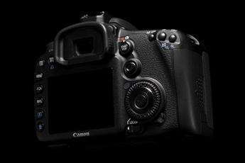 Canon EOS 7D von vorne und von hinten.