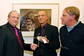 Daniel Montanus (Mitte) auf der Vernissage seiner Ausstellung 