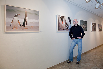 Naturfotograf Kurt Nägele vor seiner Ausstellung